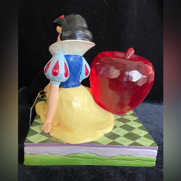 Jim Shore Showcase Disney Traditions Figure SNOW WHITE “A Tempting Offer” Apple - Picture 9 of 16